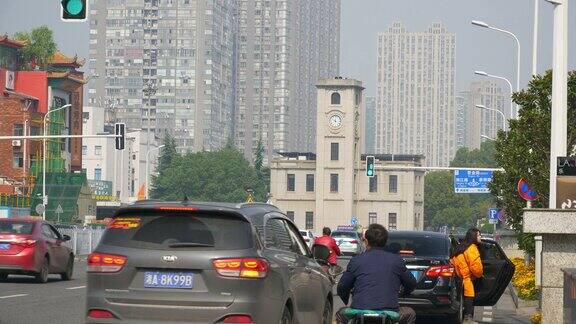 晴天长沙市中心交通街道环形钟楼人行道全景4k中国