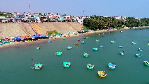 4k航拍越南小渔船和渔船在港口越南