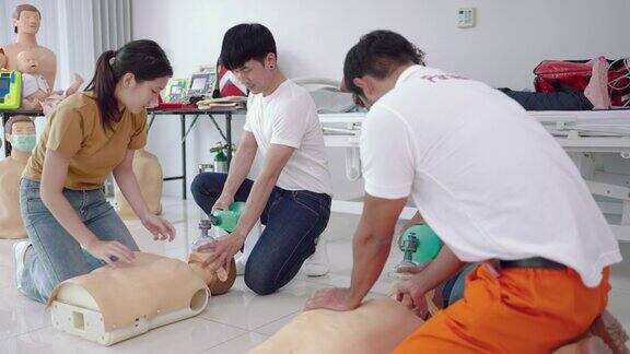 医学学生在课堂上练习心肺复苏和戴上氧气面罩的急救救生医学