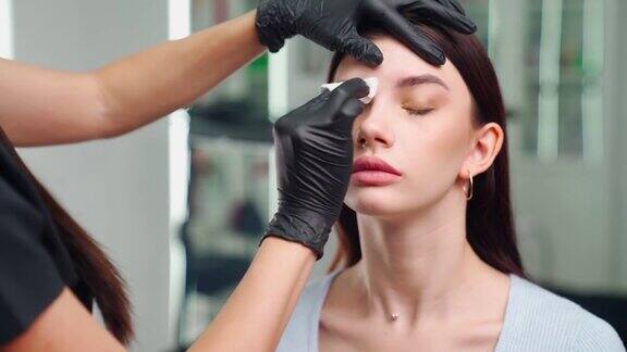永久化妆师为女性客户准备眉毛微刮术