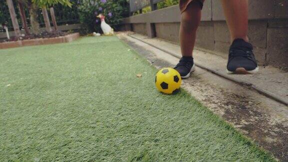 在花园里踢足球