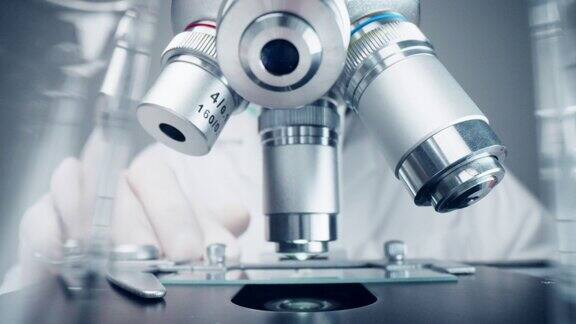 科学家在实验室里使用显微镜