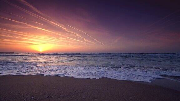 美丽的日出浪花飞溅的画面