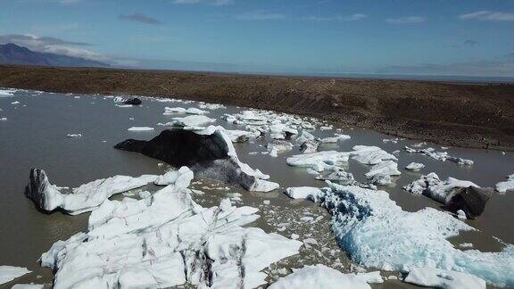 冰川泻湖湾的冰山