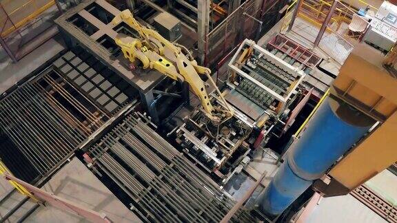机器人手臂在顶视图中重新定位陶瓷产品工业革命4.0