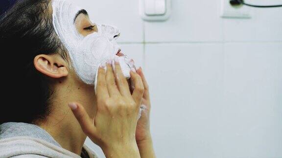 涂抹脸部磨砂膏的女人