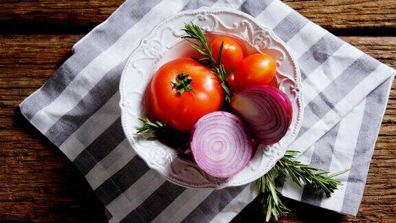 新鲜洋葱西红柿和迷迭香4k碗