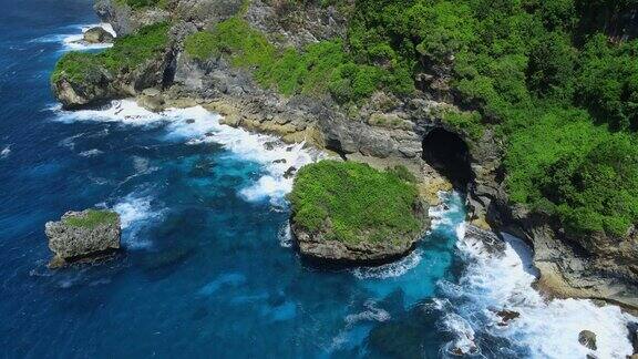 夏威夷的海洋景观有风景优美的岩石、悬崖和海浪鸟瞰图