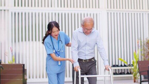 女医生帮助老年病人在外行走