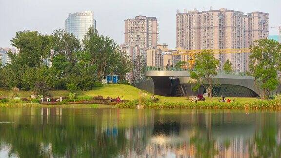 日落时间成都城市中心公园湖公寓综合体时间推移全景4k中国
