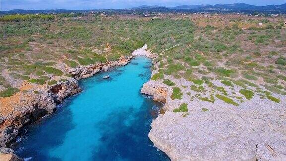 CalaPetita是西班牙巴利阿里岛马略卡岛上岩石海岸线上的一个小海湾