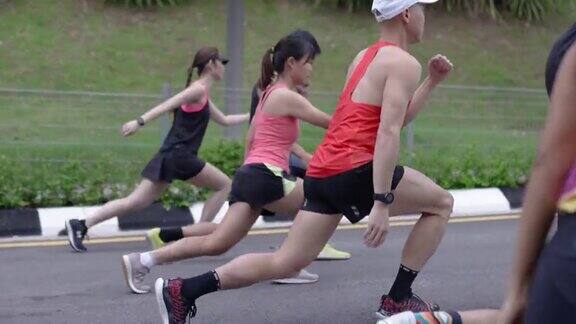 一群亚洲华人一起做弓步慢跑前做热身运动