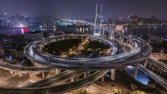 中国上海多个高速公路和立交桥夜间高峰时间的HAZI交通