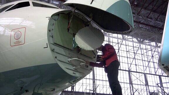 工程师修理定位客机飞机上的天线在修理4k
