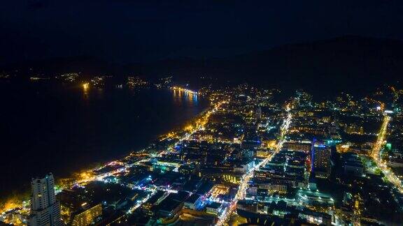 夜晚照亮普吉岛巴东镇交通海岸线空中全景4k时间推移泰国