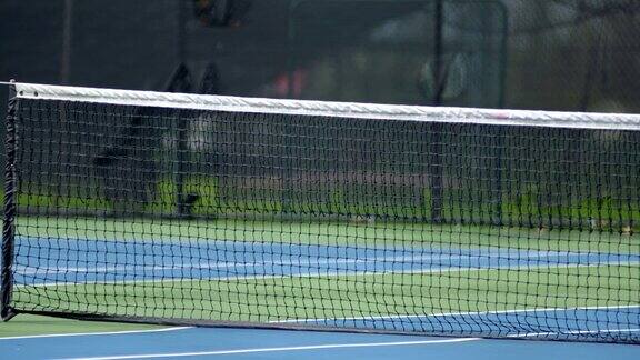 球场上的蓝色网球网的特写镜头