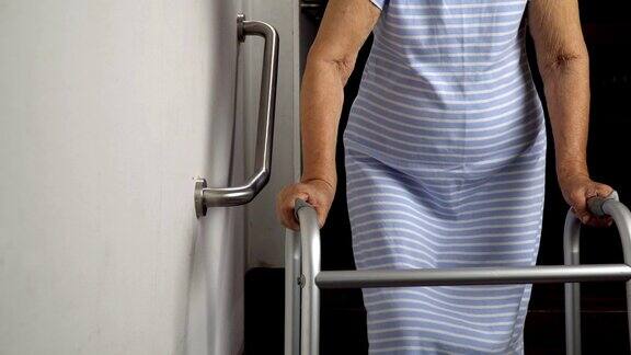 老妇人扶着扶手安全行走