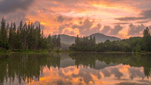 在泰国颂卡省嘉纳区利王村山上的雾气和日出时穿过云层的阳光