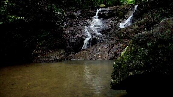 小瀑布在泰国攀雅4-K锅和倾斜拍摄