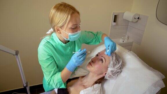 美容师医生在女性面部皮肤上多次注射透明质酸生物活化剂