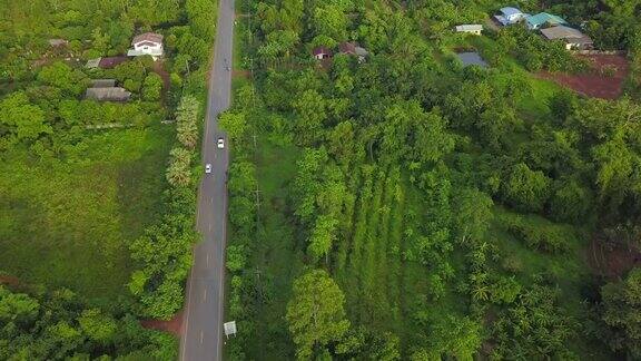 鸟瞰泰国乡村道路上的汽车风景