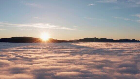 戏剧性的日出在低云覆盖山谷从空中看