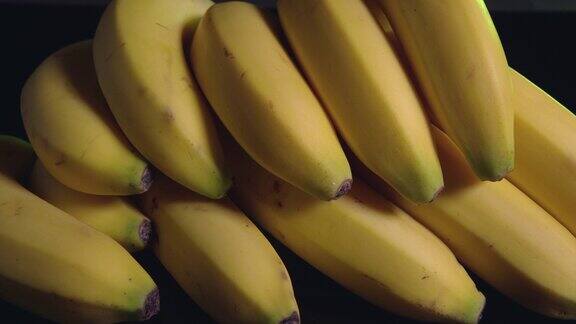 一束香蕉靠近