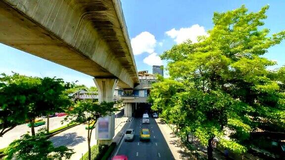 泰国曼谷市中心一条中心道路上的城市交通