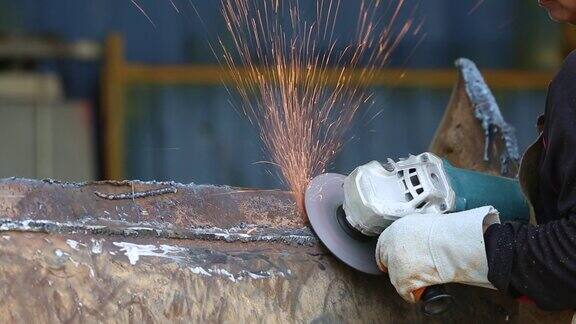 工厂钢结构的电动砂轮磨削金属加工用角磨床金属加工中的火花