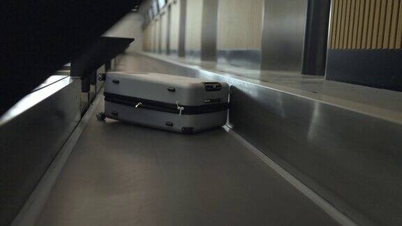 机场行李传送带上行李移动的4K视频行李在传送带上传送带库存视频