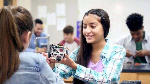 西班牙女高中生展示机器人项目