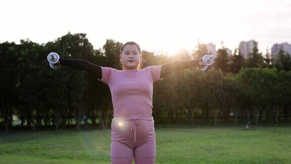 一位身材魁梧的亚洲女性正在通过锻炼改变自己的身材