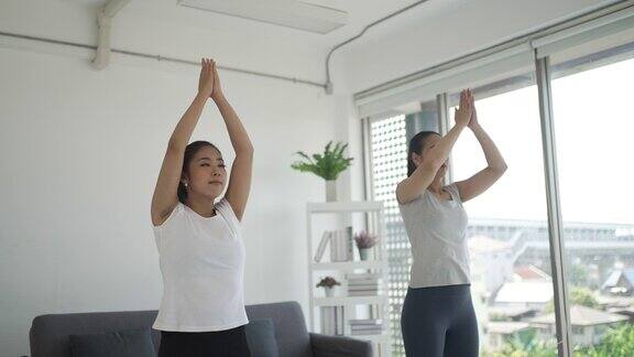 女人在家练瑜伽