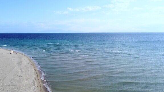 美丽的长沙海滩救生屋宁静的大海鸟瞰图