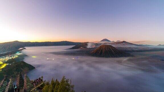 印尼东爪哇的BromoTengger塞梅鲁国家公园日出前的Bromo火山(GunungBromo)