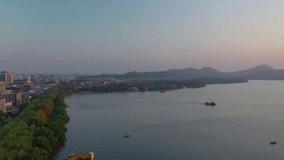 杭州市内日落时分飞过著名的湖泊交通航拍全景4k中国