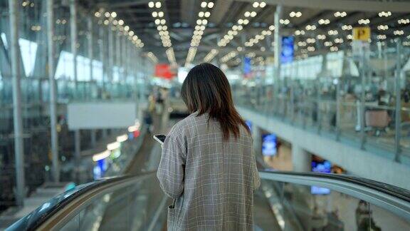 一名亚洲女商人刚从海外谈完生意回来