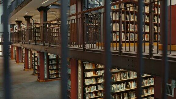 图书馆里一排排整齐排列的书架安静的空图书馆里有各种各样的书