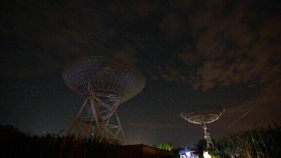 间隔拍摄中国北京天空中布满云和星星的天文观测站