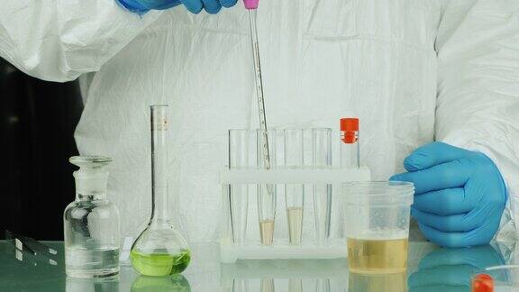 实验室技术人员做尿检兴奋剂测试概念
