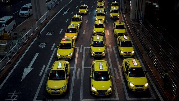 晚上机场出口处的出租车长队