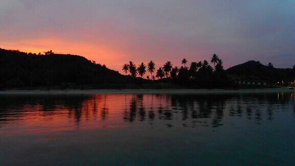 美丽的天堂岛鸟瞰图与海滩和大海周围的椰子树在日落时间
