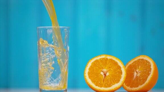 橙汁倒在玻璃杯里