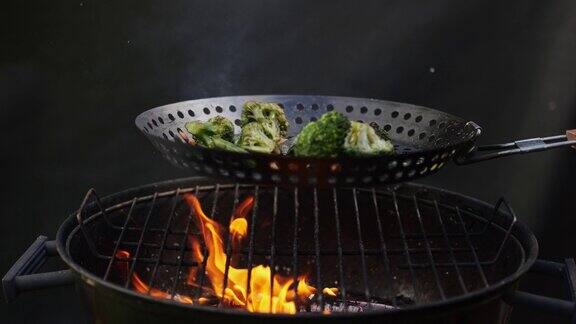 用特制的煎锅烤蔬菜火焰烤蔬菜混合物