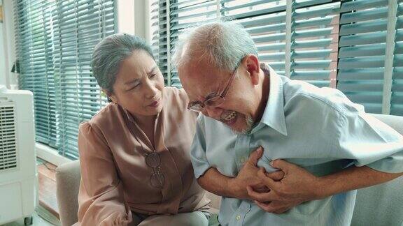 亚洲退休老人心脏病发作胸痛老妇人或他的妻子密切支持他的特写
