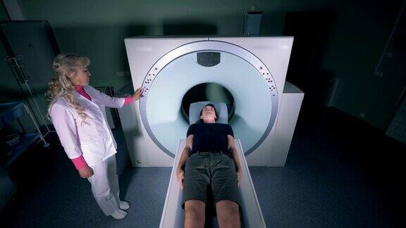 一个坐在断层扫描机里的男人俯视图