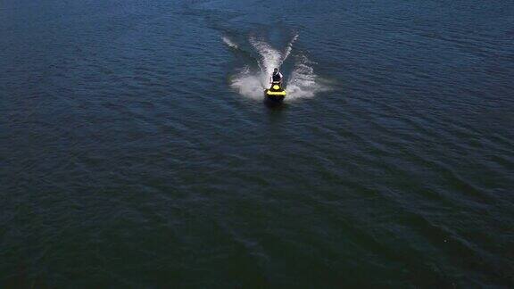 无人机拍摄的男子骑着私人水上飞行器