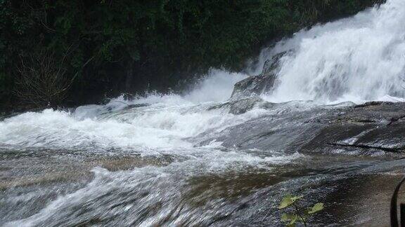 美丽的瀑布在雨林与清澈的水雨季小溪在绿色的森林里奔流不息宁静祥和的自然风光