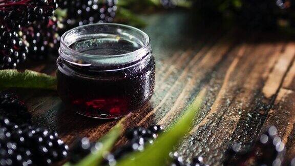 摄像机运动药瓶中的红浆果酊剂木片上的接骨木汁黑莓汁