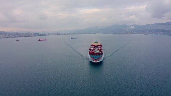 海上超大型集装箱货船航拍图正面视图
